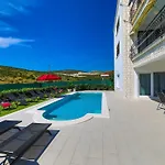 Scenic Elegant With Pool Villa