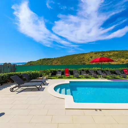 Villa Scenic Elegant With Pool Traù