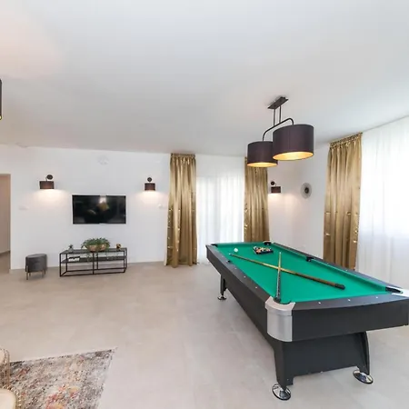 Βίλα Scenic Elegant With Pool *