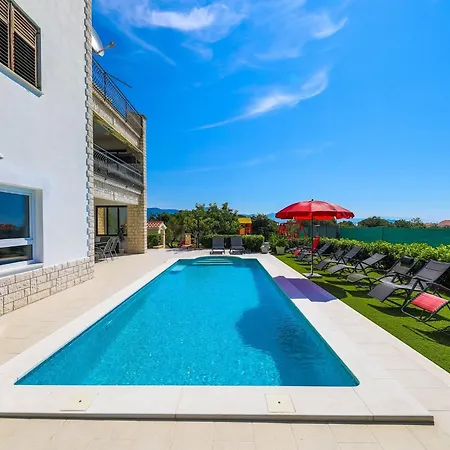 Βίλα Scenic Elegant With Pool *