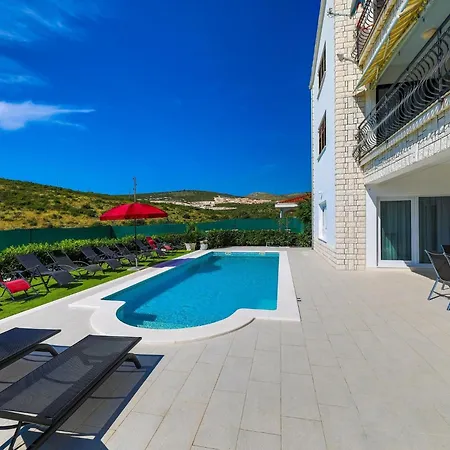 Scenic Elegant With Pool Βίλα