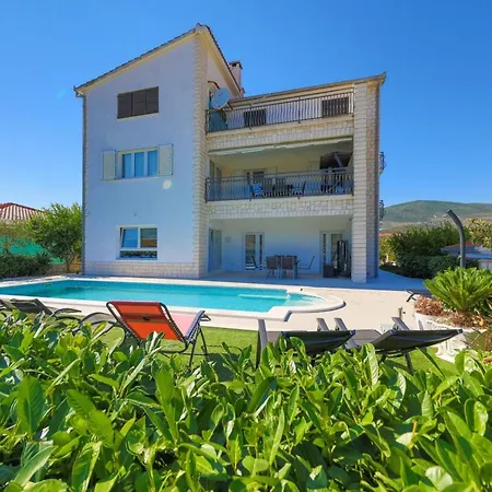 Scenic Elegant With Pool Τρογκίρ