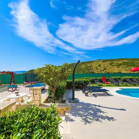 Scenic Elegant With Pool Βίλα