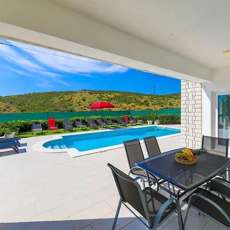Βίλα Scenic Elegant With Pool