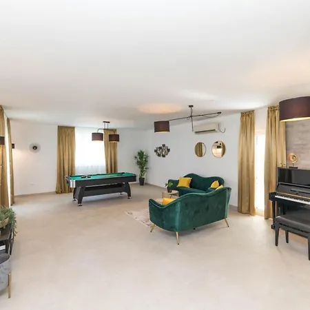 Scenic Elegant With Pool Villa Trogir