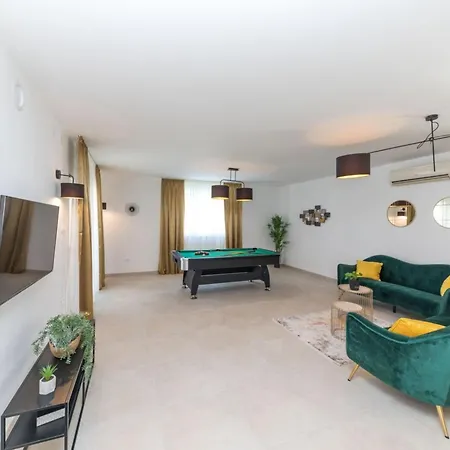 Villa Scenic Elegant With Pool Trogir