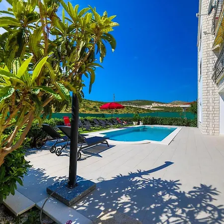 Villa Scenic Elegant With Pool