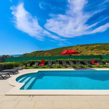 Villa Scenic Elegant With Pool