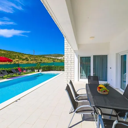 Scenic Elegant With Pool Trogir