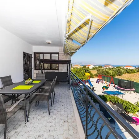 Villa Scenic Elegant With Pool Trogir
