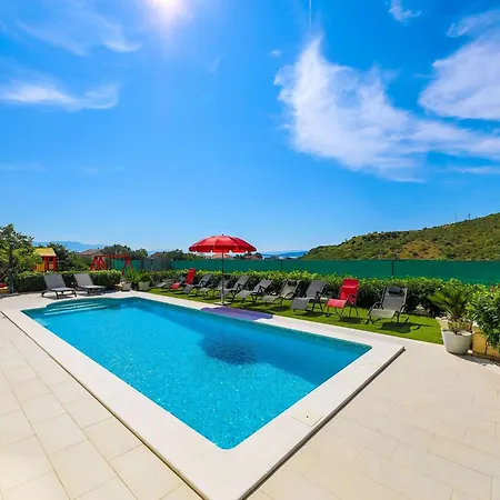 Villa Scenic Elegant With Pool *
